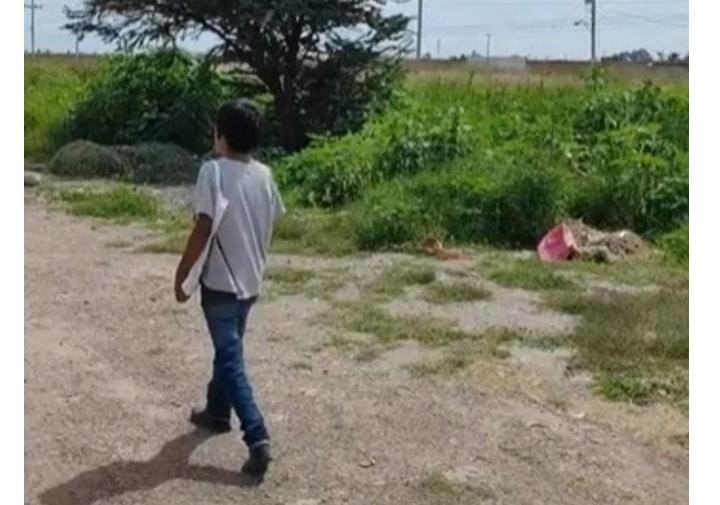 Caminaba 40 minutos por la ruta para ir al colegio y lo sorprendieron con un regalo