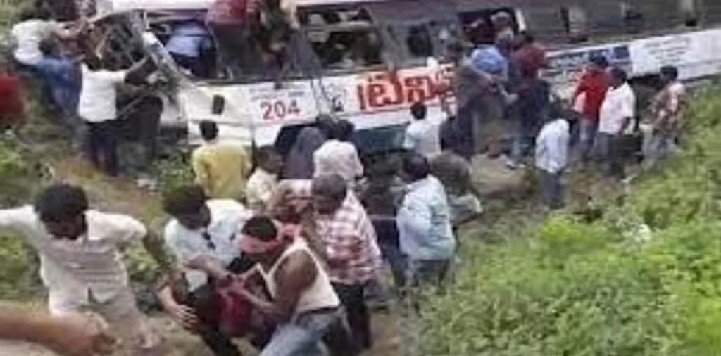 25 personas murieron cuando iban a una boda. El chofer se desvió y cayeron a un precipicio