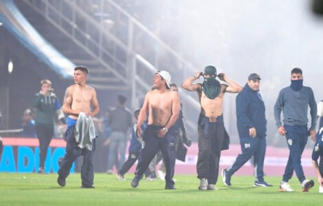 Graves incidentes en el partido de Boca y Gimnasia 