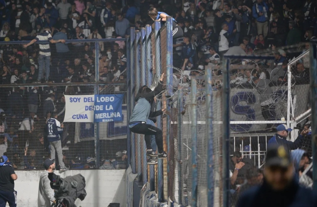 Un hincha de 57 años murió de un infarto tras los incidentes en el partido de Boca y Gimnasia 