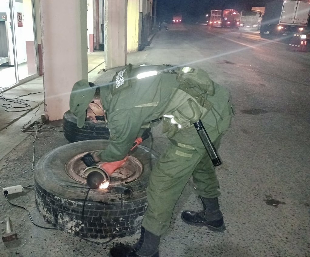 Transportaba 113 kilos de marihuana dentro de las ruedas de auxilio de un camión: fue detenido