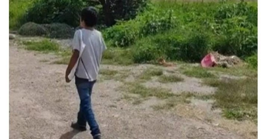 Caminaba 40 minutos por la ruta para ir al colegio y lo sorprendieron con un regalo