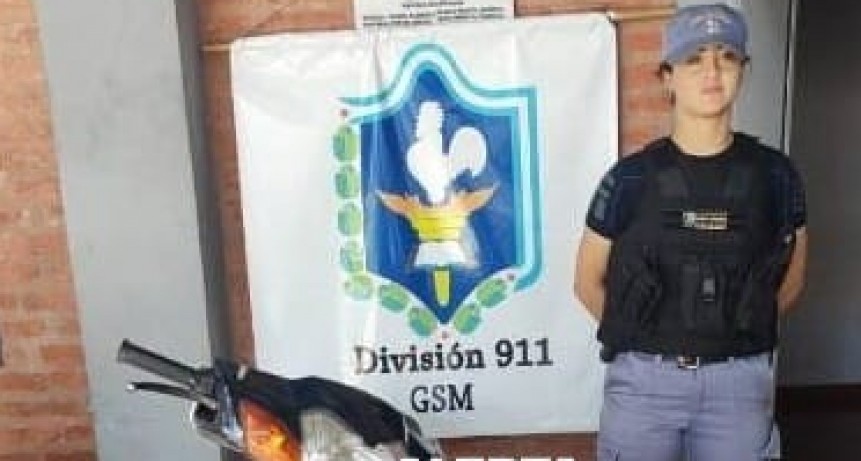 Vio a la policía y abandonó la moto en la que iba porque era robada