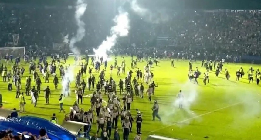 La policía confirmó cerca de 125 muertos por los disturbios en el clásico del fútbol local en Indonesia