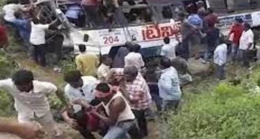 25 personas murieron cuando iban a una boda. El chofer se desvió y cayeron a un precipicio