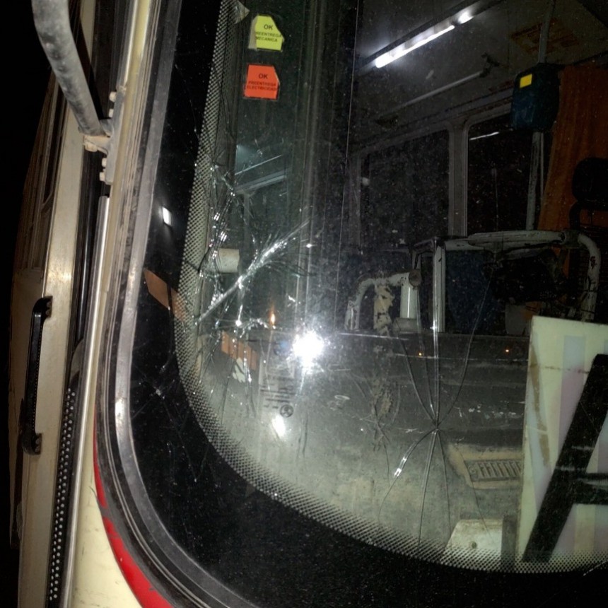 Destruyen parabrisas de colectivo en confuso episodio