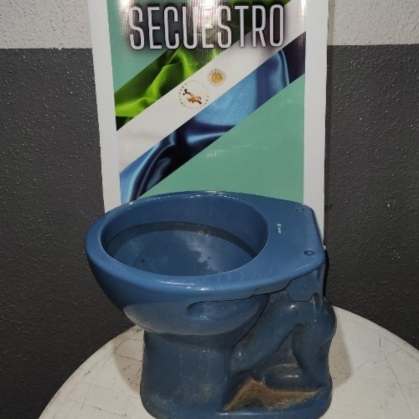 Llevaban un inodoro y fueron demorados