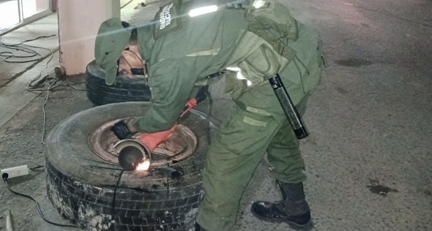 Transportaba 113 kilos de marihuana dentro de las ruedas de auxilio de un camión: fue detenido