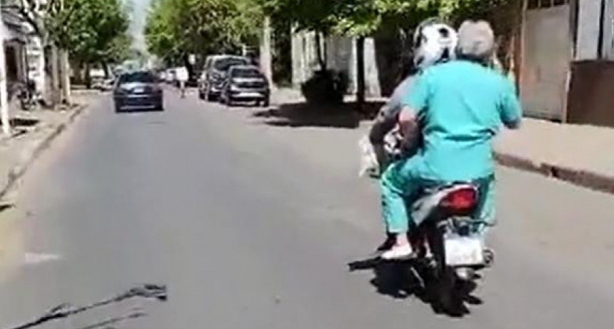 Una ambulancia olvidó un médico en la calle y lo llevó un motoquero